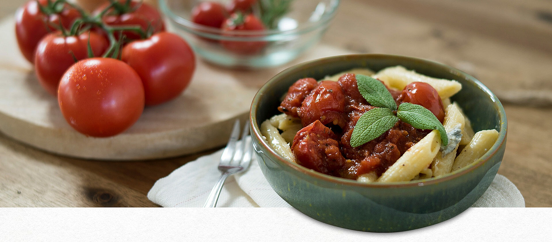 Penne gorgonzola in a green bowl.