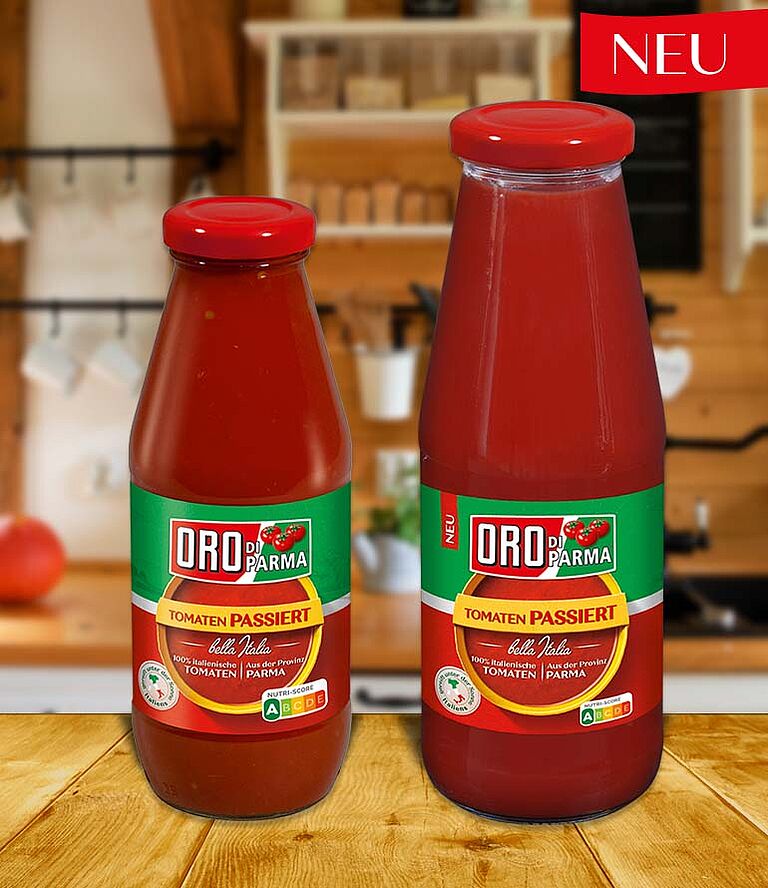 Strained tomatoes from ORO di Parma in a 400ml glass bottle.