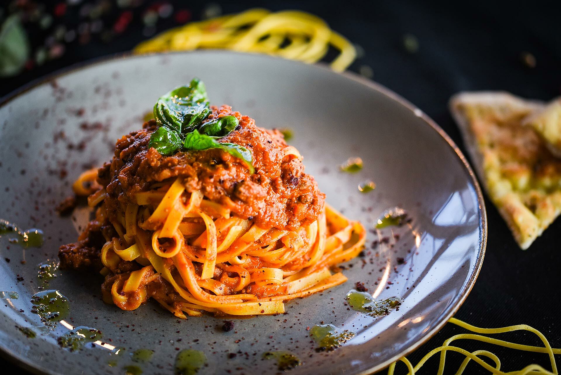 Spaghetti al ragu bologneseon a grey plate.