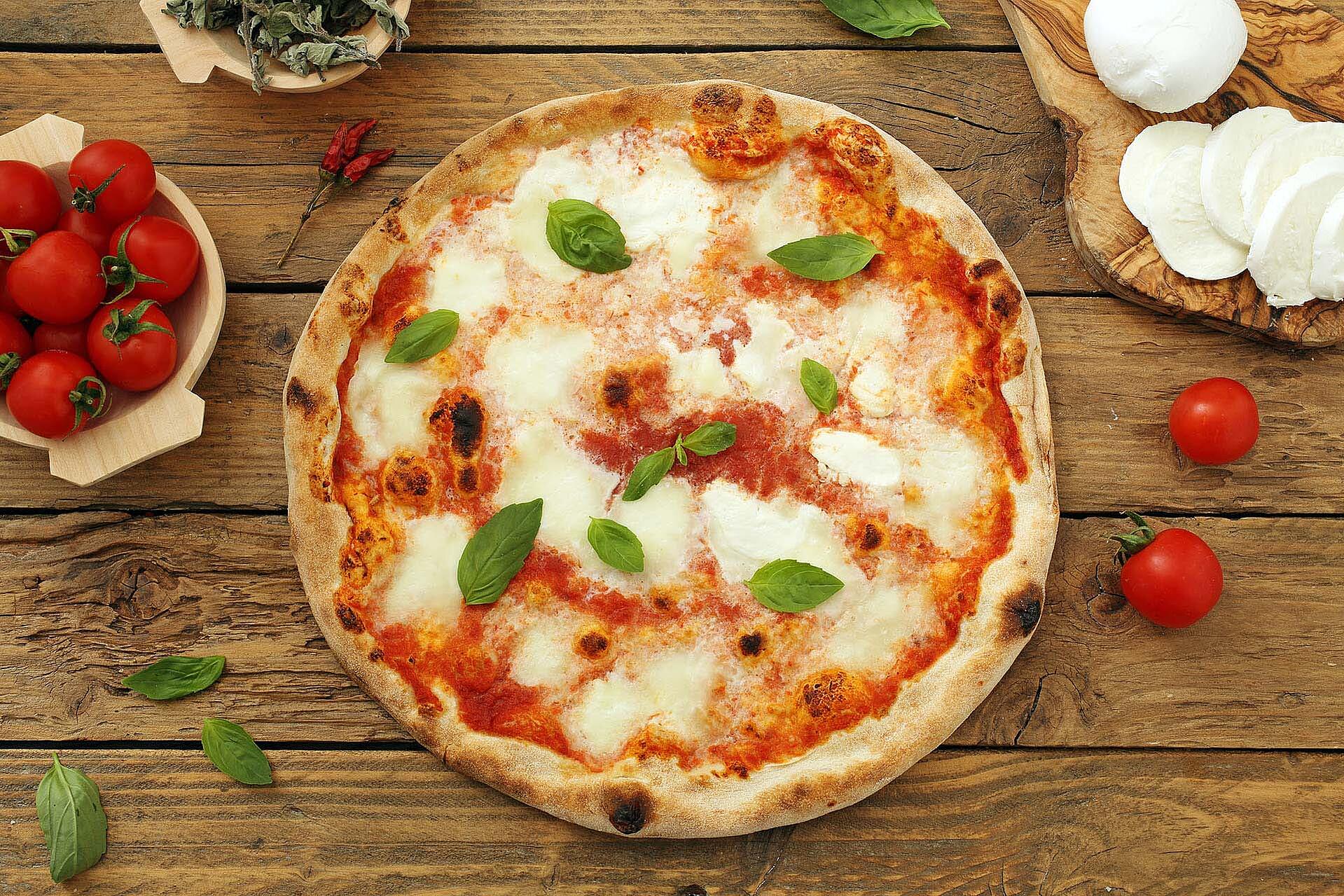 Pizza Margherita mit Mozzarella auf einem Tisch