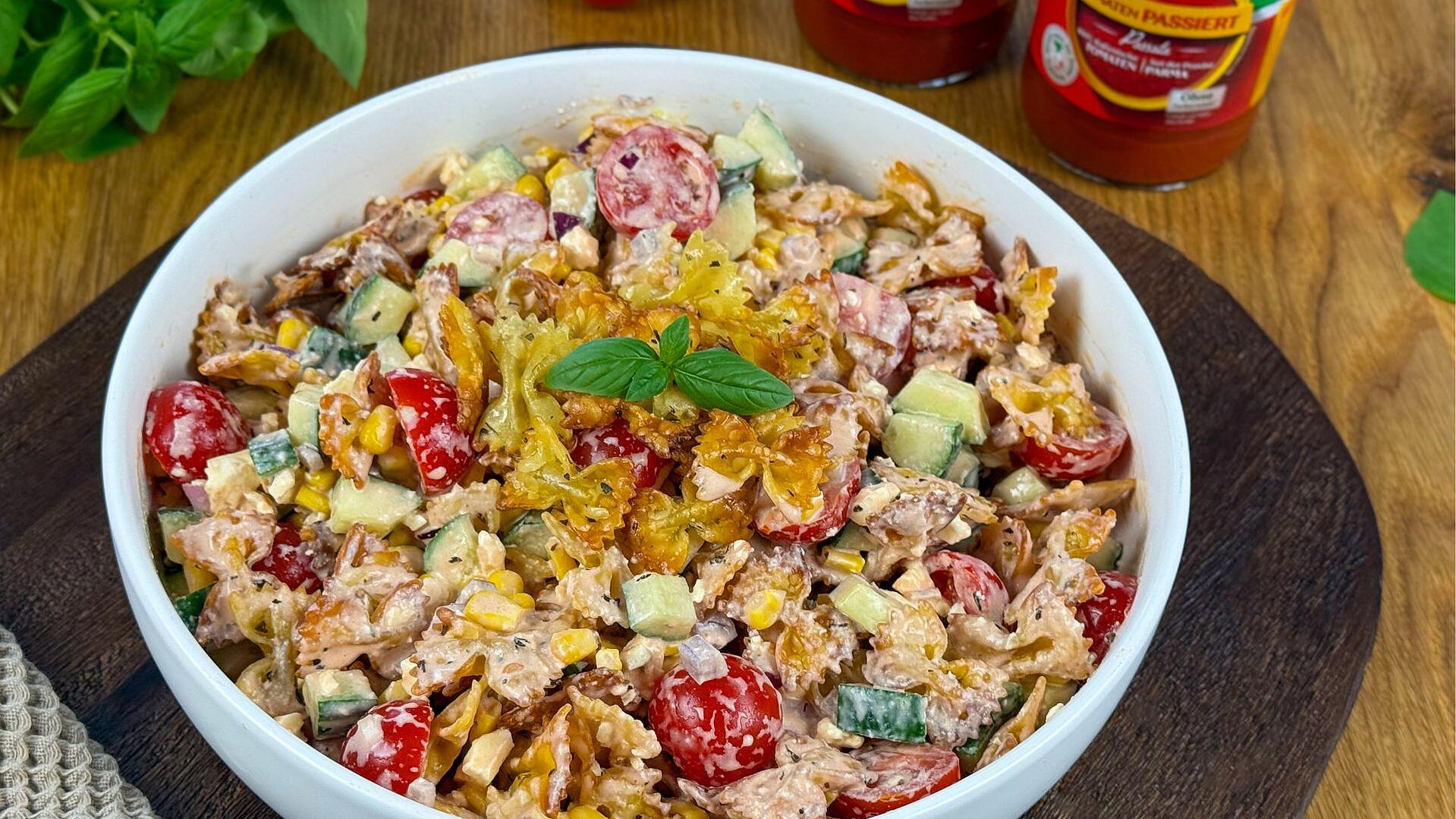 Crispy Pasta Salat mit Feta & cremigem Tomaten-Dressing