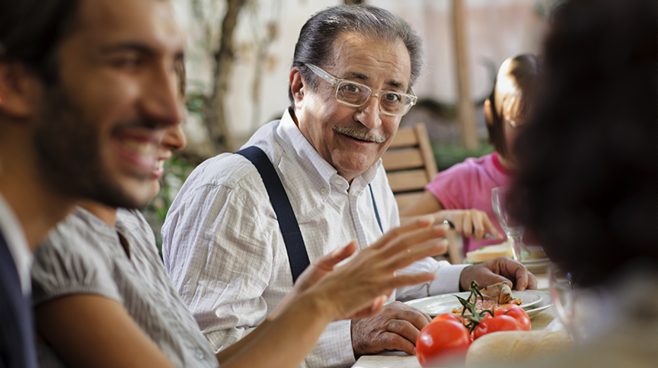 Italiener sitzen zusammen an einem Tisch beim Essen