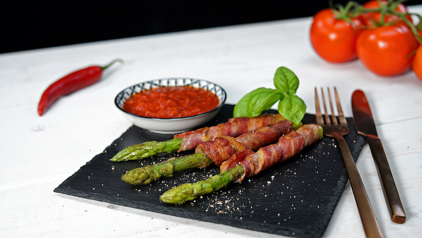 Gebratener grüner Spargel im Speckmantel mit Sugo