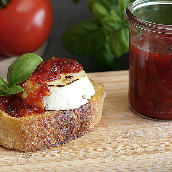 Gratinierter Ziegenfrischkäse mit Tomatenmarmelade und knusprigem Ciabatta