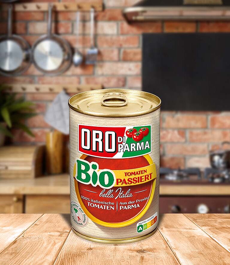 Strained organic tomatoes from ORO di Parma in a 425ml can.