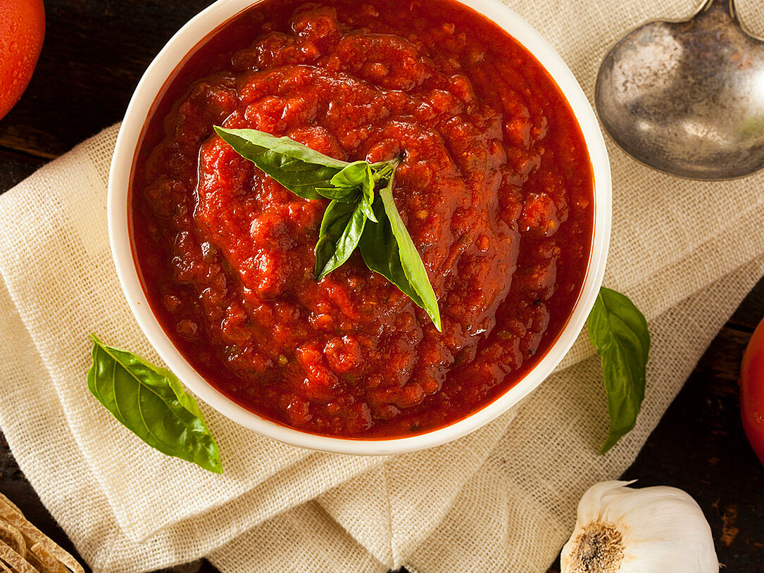 selbstgemachte Tomatensauce in einer Schale