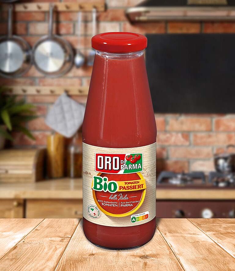 Strained organic tomatoes from ORO di Parma in a 700ml glass bottle.