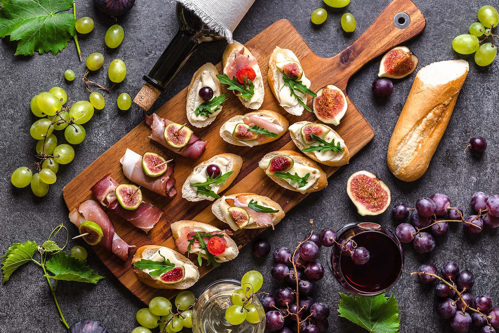 Verschiedene Bruschetta Varianten auf einem Brett 