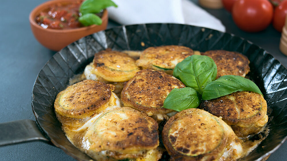 Gebratene Zucchini-Mozzarella-Scheiben