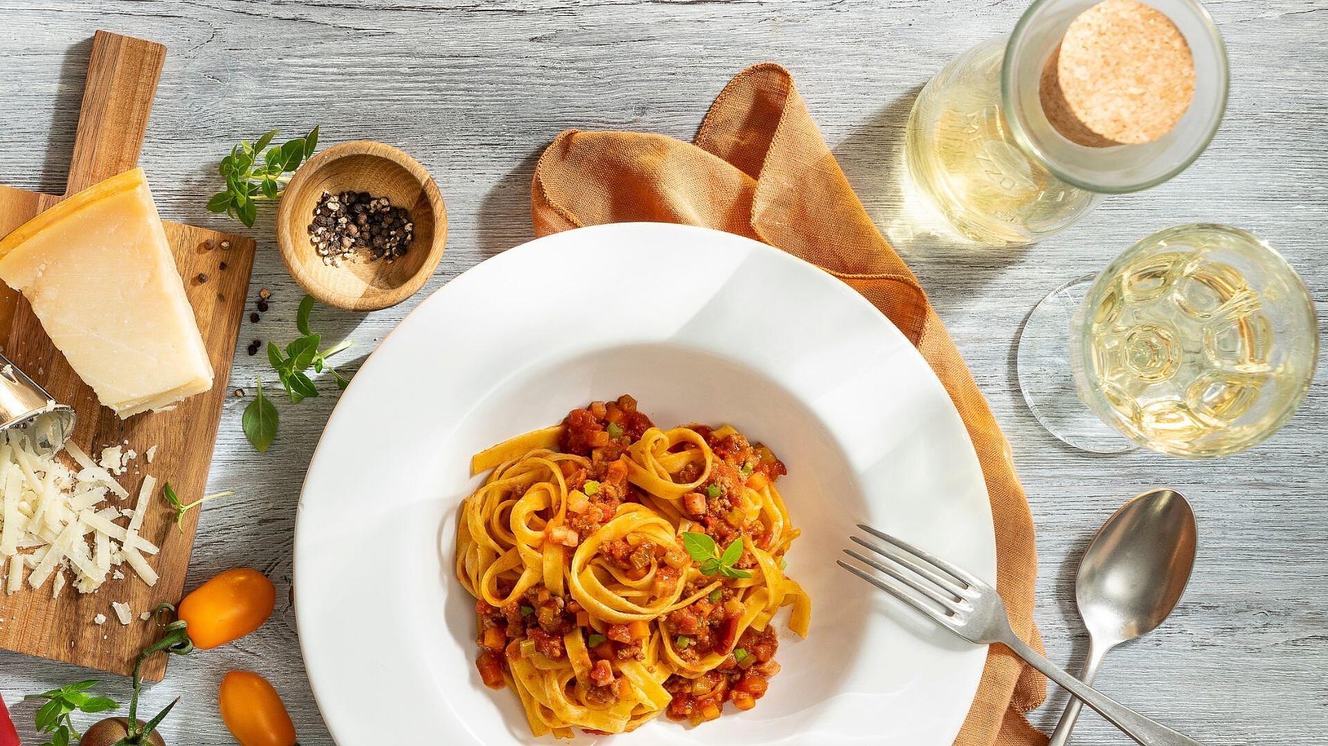 Eine Schüssel gefüllt mit Tagliatelle mit ragú alla bolognese