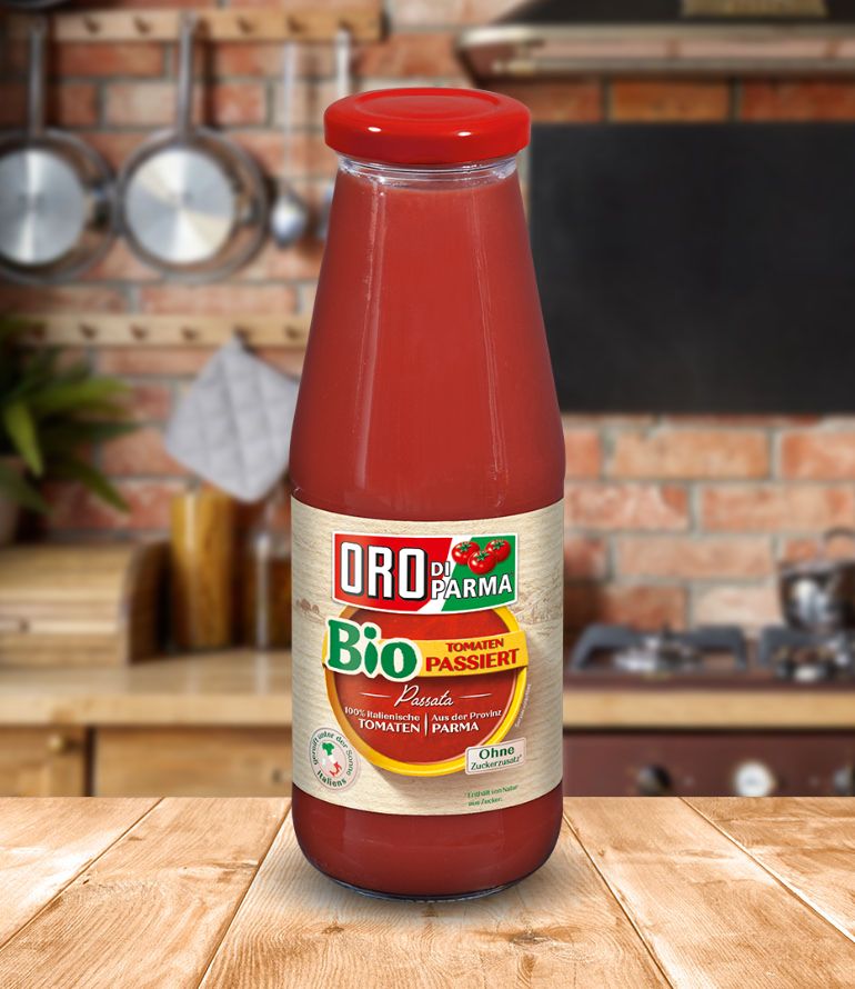 Strained organic tomatoes from ORO di Parma in a 700ml glass bottle.